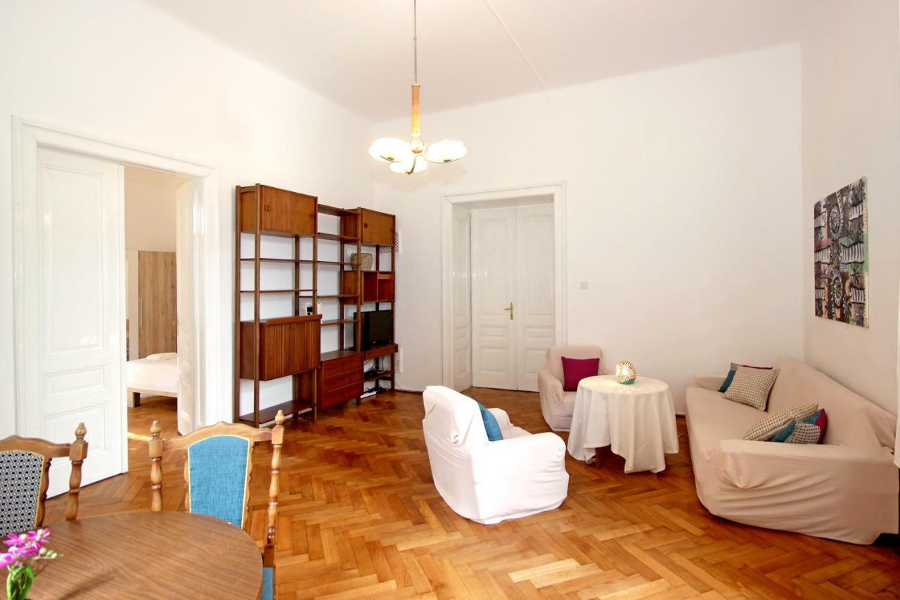 Apartment In The Top Center Of Old Town Pula Extérieur photo